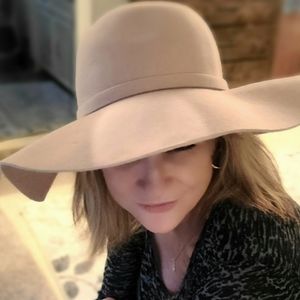 100% Wool,  ladies floppy,light Camel 4 'brim